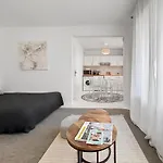 Appartement Lumineux, Balcon, Parking, Proche Mer