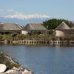 Belle Marina En Bord D'Etang