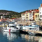 Appartement Refait Neuf, Proche Du Port