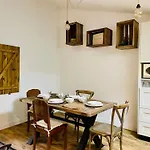 Le Boudoir De Thais