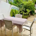 Les Pinedes - Un Jardin Fleuri A Cote De La Plage