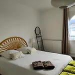 A La Villa Perroy Les Chambres Sont Spacieuses Et Les Petit-Dejeuners Offerts