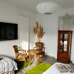 A La Villa Perroy Les Chambres Sont Spacieuses Et Les Petit-Dejeuners Offerts