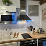 Une Pause Chez Julien, Appartement Lumineux Et Idealement Situe!