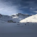 Au Pied Des Pistes