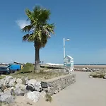 Gruissan: T2 Avec Piscine, Internet, Parking, Proche Plage Et Commerces - Fr-1-796-10