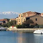 Maison Entiere Avec Deux Chambres Et Un Jardin Dans Residence Avec Piscine Et Parking Prive Proche De La Mer Et De La Marina Au Calme