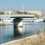 Maison Entiere Avec Deux Chambres Et Un Jardin Dans Residence Avec Piscine Et Parking Prive Proche De La Mer Et De La Marina Au Calme