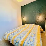 Quiberon : 2 Pieces Avec Jardin Prive, Terrasse Et Parking A 2 Pas De La Cote - Fr-1-478-299