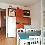 Appartement Familial Proche De La Plage Du Verdon Sur Mer Piscine Partagee
