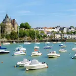01 - Pornicaise Aux Volets Bleus