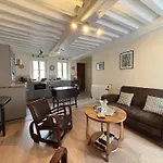 Les Remparts Apt Spacieux 1 Er Etage Renove Joliment Decore Bien Equipe Plein Centre Bayeux Proche Plages Du Debarquement Parking Gratuit A Proximite