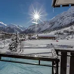 Confortable 2 Pieces Cabine, Val D'Isere - Pied Des Pistes, Balcon Sud, 6 Pers, Local A Ski - Fr-1-518-3