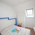 Neat Apartment With Microwave