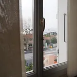 Chambre Schweppes Dans Maison, Salle De Bain Et Sejour A Partager