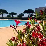Joli Studio Les Pieds Dans L'Eau Avec Piscine