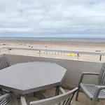 Une Terrasse Sur La Mer