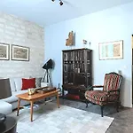 Aigues-Mortes Remparts, Renovated Old Apartment