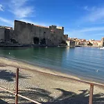 Pieds Dans L'Eau A Collioure
