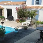 Maison De Vacances 6 Pers Avec Piscine A La Gueriniere - Fr-1-224B-240