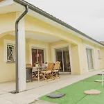Villa De Plain-Pied Avec Piscine, Jardin Et Terrasse, A 10 Km Des Plages, Pres Des Commerces - Fr-1-474-52