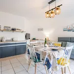 Carnac : Bel Appartement 2 Pieces Avec Terrasse Exposee Sud-Est A 500M Des Plages, Parking Inclus - Fr-1-477-214