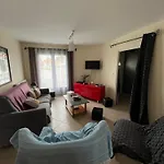 Maison Familiale De Plain Pied, Grande Cour, Velos, Tres Bien Equipee