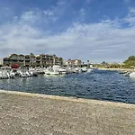 Studio With Pool Near The Harbor