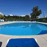 Appartement Pour 5 Pers. Avec Terrasse Et Acces Piscine A Arzon - Fr-1-639-17