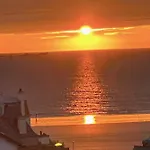 Bright Apt With Balcony Panoramic View
