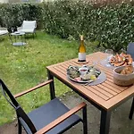 Beau Studio Avec Acces Plage, Jardin, Piscine, Tennis, Velos, Netflix