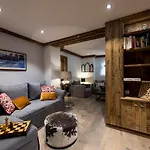 Appartement De Standing A Courchevel Avec Vue, Proche Des Pistes, Parking Inclus - Fr-1-575-59