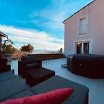 Petite Maison Avec Acces Piscine Et Jacuzzi Chauffee