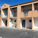 Studio Les Naiades 2 Avec Une Place Parking Privee Incluse Climatisation Wifi Grande Terrasse Ideal Pour Cure Thermale