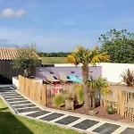 Havre De Paix, Studio De Charme Avec Jardin, Terrasse Ensoleillee Et Piscine Privee