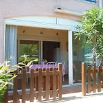 Appartement 2 Pieces En Rez-De-Chaussee Proche Plage Avec Parking Prive Et Terrain De Petanque - Fr-1-387-109