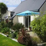 Palm Garden Holiday Home Near Coast, Pleubian