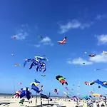 Le Voyageur A La Plage Vue Mer
