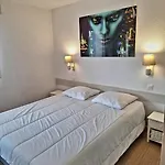 Superbe Appartement Climatise, Residence Avec Piscine, Proche Des Commerces Et Du Port