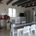 Maison Renovee Proche Plage Pour 5 Personnes Avec Jardin A Barbatre - Fr-1-823-86