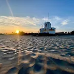 Emplacement Exceptionnel Et Rare Sur La Plage!