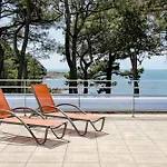 Spacious T4 With Wifi On The Seafront
