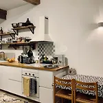 2P 38M2 Historic Center & Old World Charm
