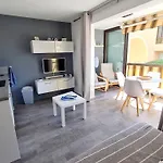 T2 Renove Avec Piscine, Parking Prive Et A 200M Des Plages - Fr-1-316-274