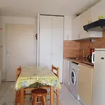 Appartement 4 Personnes Avec Terrasse, Parking Et Piscine Collective - V0784