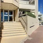 Studio Renove Sur Plage Avec Cabine, Parking Et Wifi - Fr-1-715-17