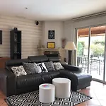 Villa Lumineuse, Logement Et Jardin Et Piscine Privatifs, Tv Connectee