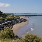 Appartement Avec Piscine Et Acces Direct A La Mer