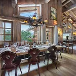 Chalet Montagnard A Rochebrune Avec Jacuzzi, Sauna, 6 Chambres, Proche Des Pistes, Accueil 12 Pers - Fr-1-569-37