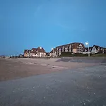 Studio Le Lagon De Leon Elegant Refuge En Bord De Mer Concu Pour Deux Adultes Offrant Un Acces Prive Et Direct A La Plage De Cabourg Et A La Promenade Marcel Proust